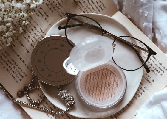 Wodny puder, to możliwe? Becca - Hydra-Mist Set and Refresh Powder