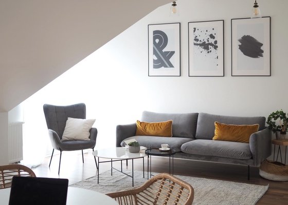 Projekt M: proste mieszkanie na poddaszu - białe ściany, szara sofa, białe meble